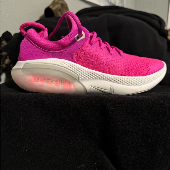 Nike Women’s Flyknit Joyride - Picture 3 of 5